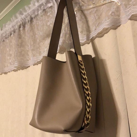 Medium tote with gold chain accent - Picture 2 of 4